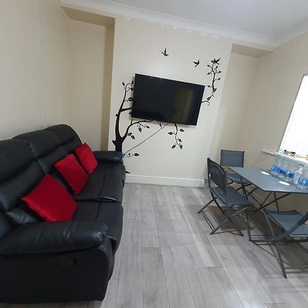 Appartamento House In The Heart Of Valleys Ebbw Vale Esterno foto