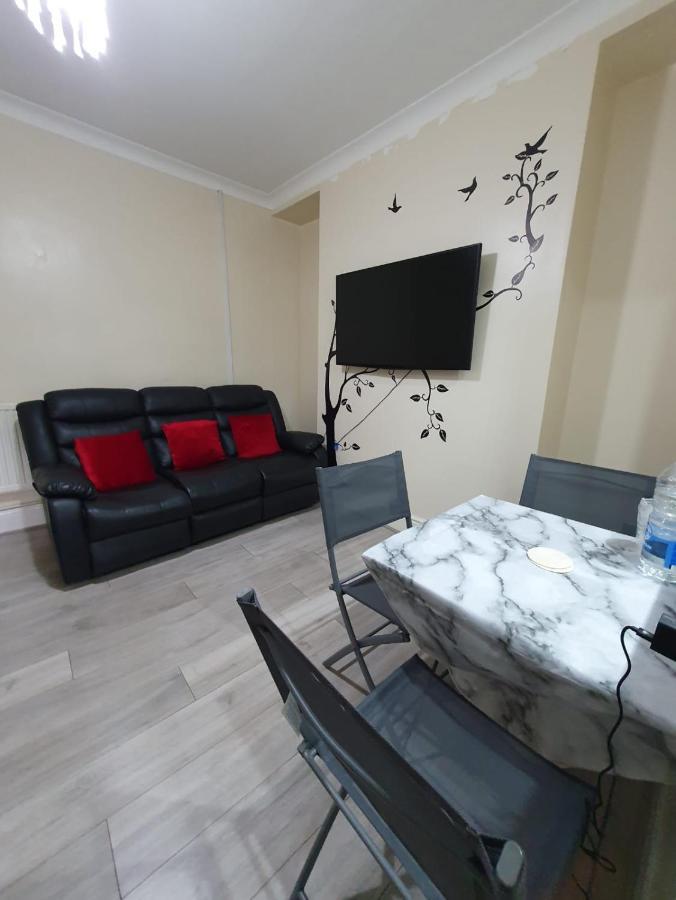 Appartamento House In The Heart Of Valleys Ebbw Vale Esterno foto