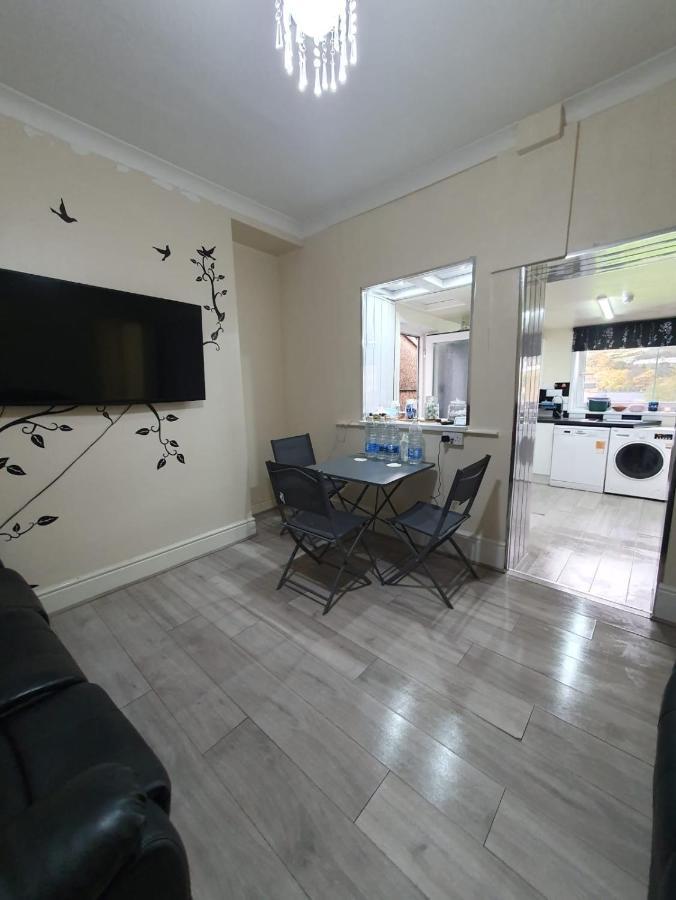 Appartamento House In The Heart Of Valleys Ebbw Vale Esterno foto