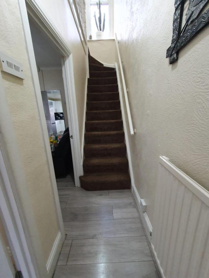 Appartamento House In The Heart Of Valleys Ebbw Vale Esterno foto